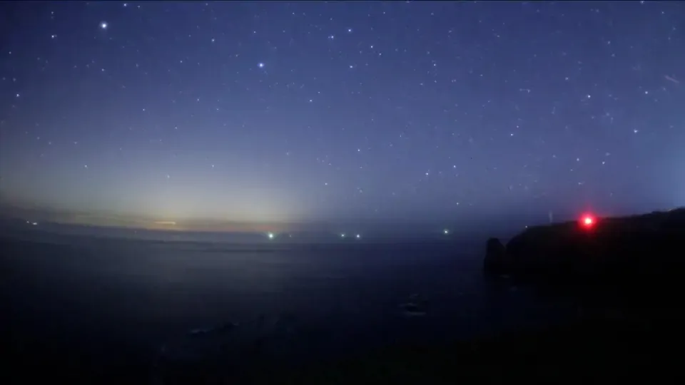 The Starry Skies: Pursuing the Southern Cross on Early Spring's Penghu Island