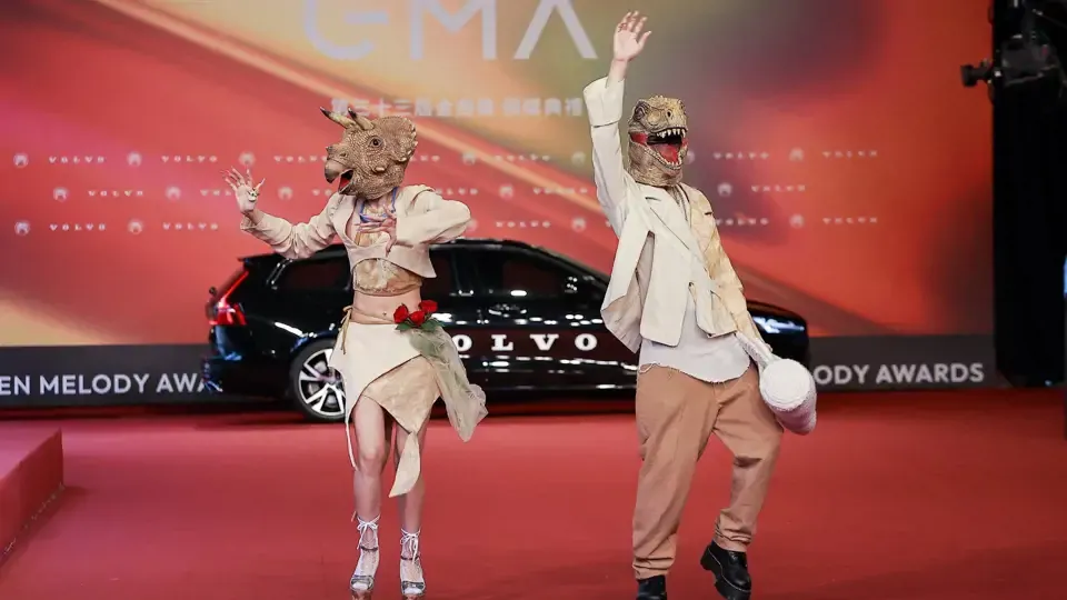 Red Carpet: Strange Dinosaurs on GMA33 Red Carpet!