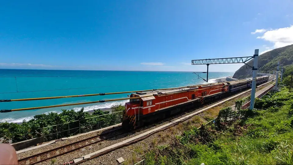 New "Blue Train" Exhibits Beauty of Southern Taiwan