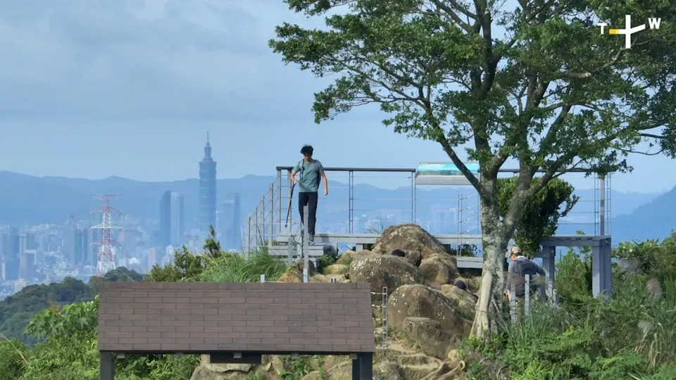 Spectacular Tung Blossom Hiking Trail, Tucheng, New Taipei City - City Escape Ep5